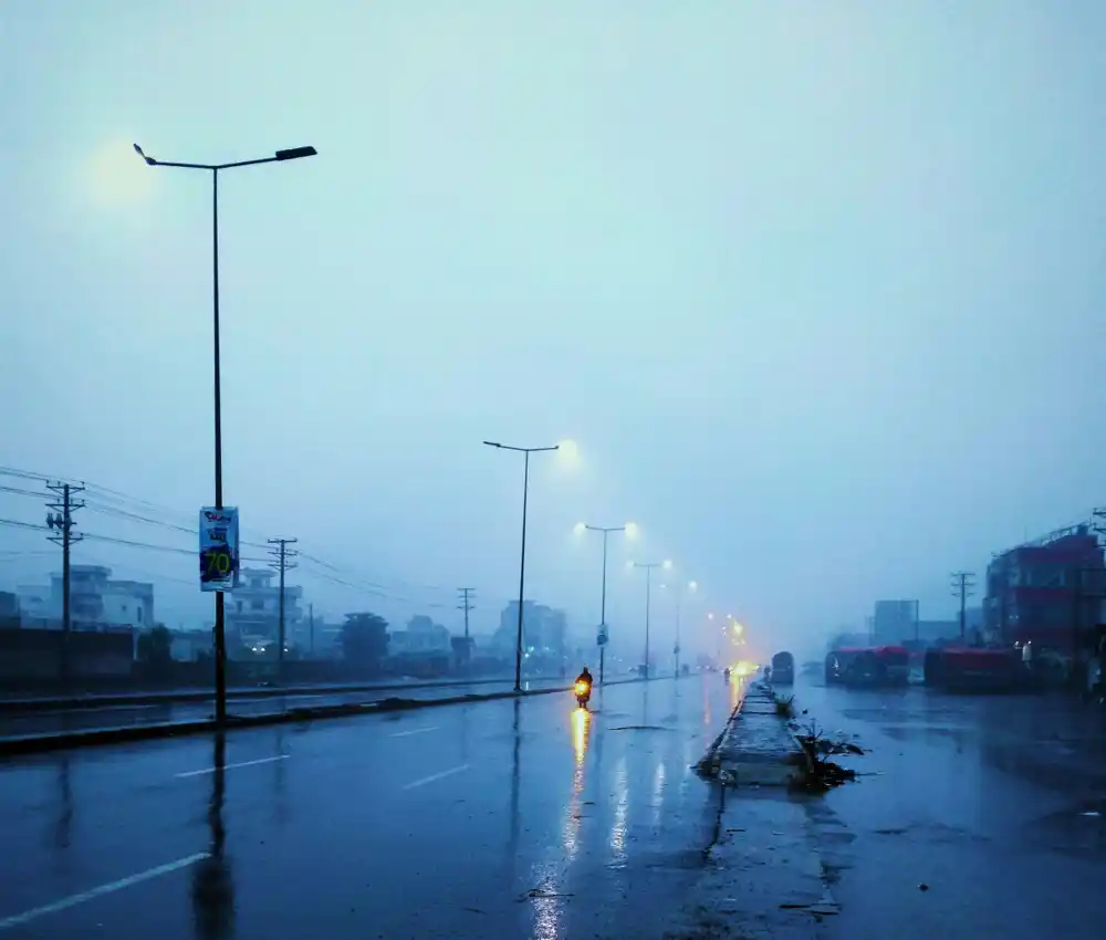 Oprez zbog mokrih puteva, mogući sitniji odroni, magla…