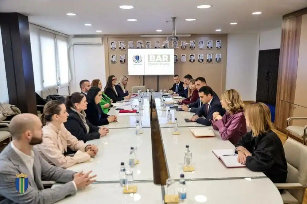 Opština Bar: Raičević, Nišić i Perčobić razgovarali o izazovima tržišta rada, sastali se i s poslodavcima