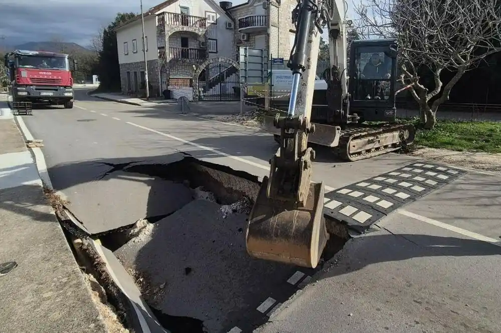 Padavine dovele do urušavanja lokalnog puta Tivat-Radovići