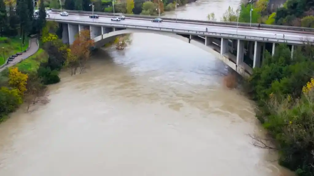 Podgorica: Ronioci tragaju za osobom ili više njih koja je automobilom sletjela u Moraču