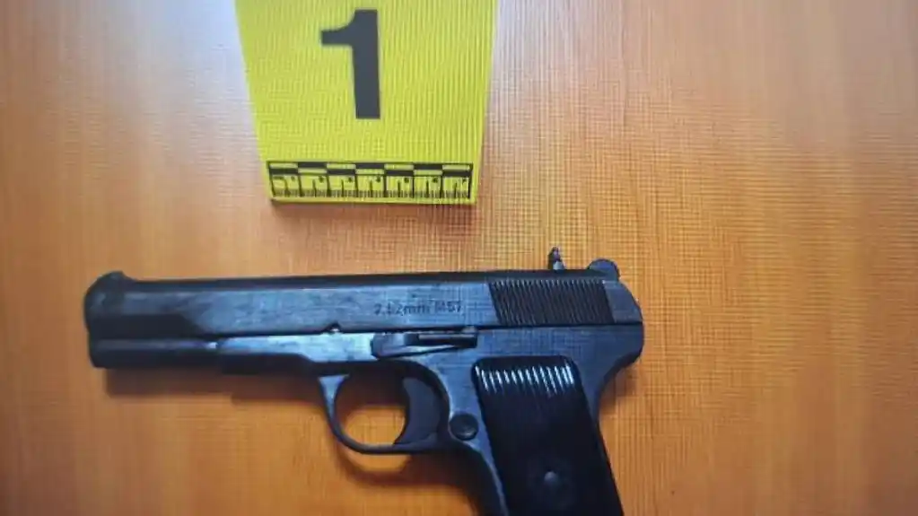 Policija u Rožajama zaplijenila pištolj i ljekove sa liste opijata