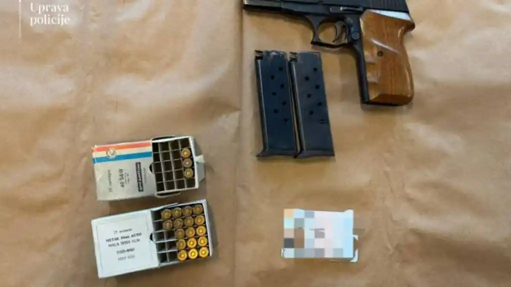 U pretresima u Zeti i Tuzima oduzeta dva pištolja, municija, balistički prsluk, blindirana vozila