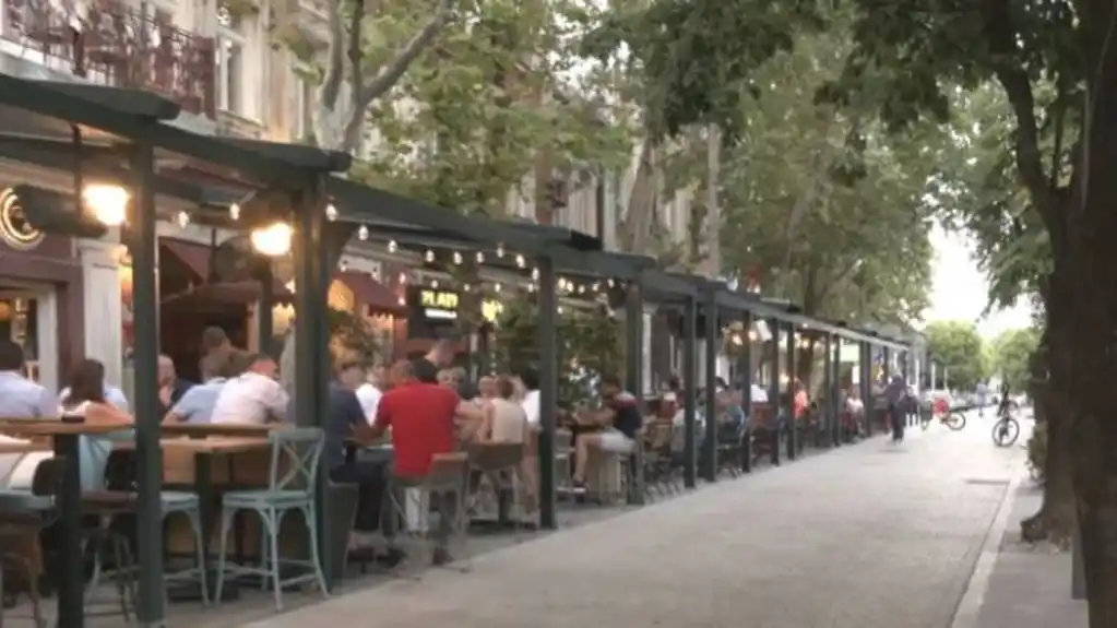 Ugostitelji će morati da pomjere bašte lokala najmanje dva metra od stambene zgrade, od avgusta sankcije