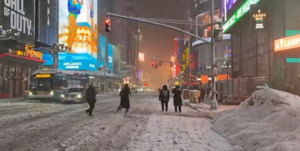 Zimska oluja paralisala istočnu obalu SAD: Putovanje u Njujorku skoro nemoguće