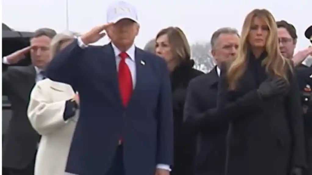 Američki vojnici nosili kovčege s tijelima poginulih saboraca, Tramp salutirao