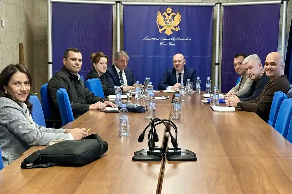 Jasnije definisati obaveze građana koji trajno odlaze u inostranstvo