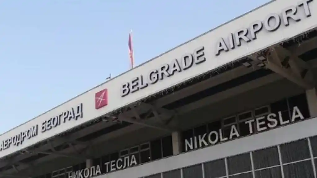Još jedan avion iz Dubaija sletio u Beograd