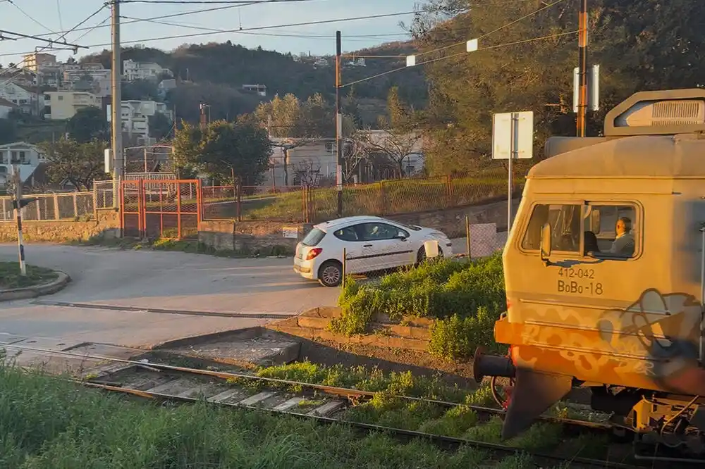 Opasnosti nema ako se poštuju znaci: ŽICG o (ne)funkcionalnoj rampi i signalizaciji na pružnom prelazu u Šušanju