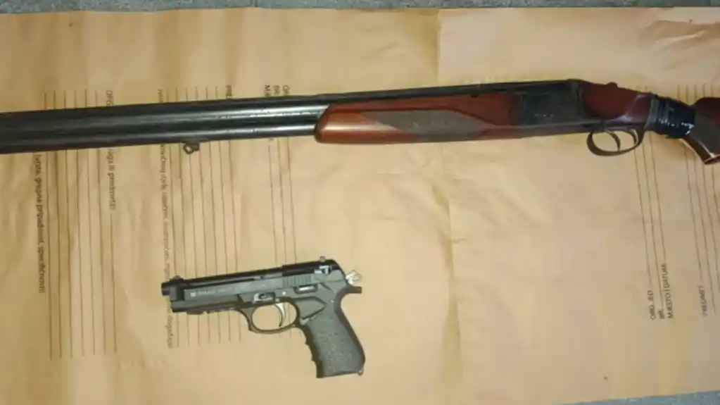Pretresom na Koniku pronađena puška i startni pištolj, jedna osoba uhapšena