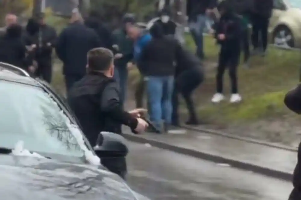 Srbija: Muškarac sa pištoljem u ruci prišao grupi koja je napala građane i novinara u Bajinoj Bašti