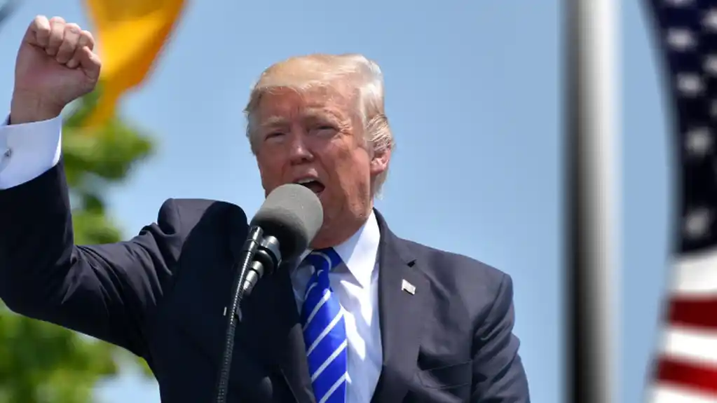 Tramp prijeti Iranu potpunim uništenjem, NATO uvjeren da će otvoriti Ormuski moreuz