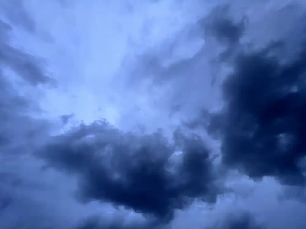 Danas oblačno, mjestimično slaba kiša, u planinama na sjeveru i snijeg