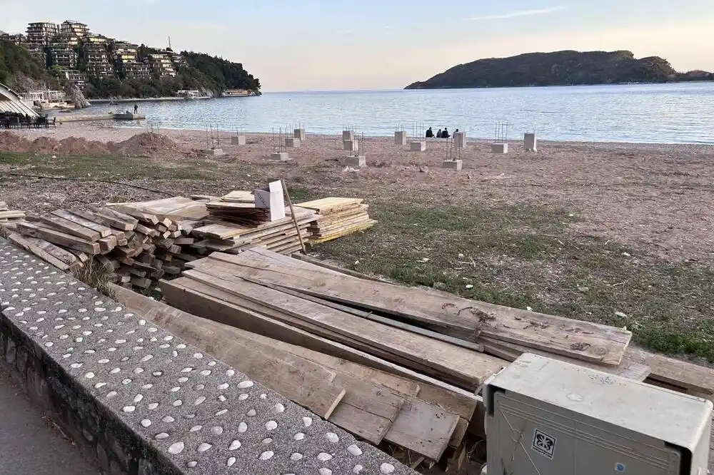 Budva: Betonski stubovi izliveni na sred Slovenske plaže ka rtu Zavala