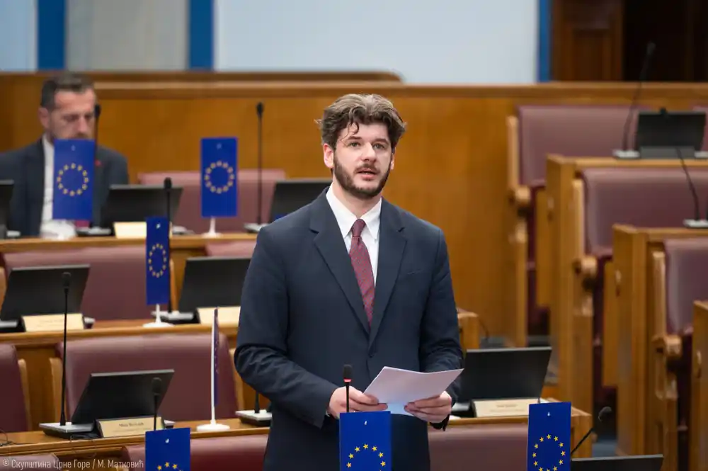 Čarapić uzvratio Đuričkoviću: Poštedite nas lomova mozga, branite političku klasu koja je opljačkala Crnu Goru gore od bilo kog okupatora