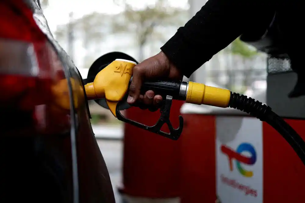 Cijene nafte pale više od 13 odsto, porasle akcije nakon objave Irana da je Hormuški moreuz ponovo otvoren