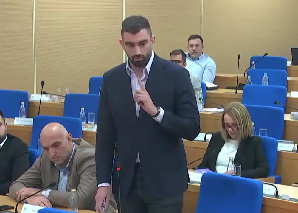 Klikovac: Poslanice Marković, pitajte kolegu Čarapića zašto je zatvoren Sveti Stefan