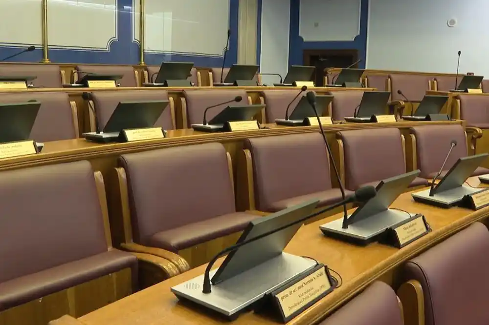 Kolegijum neće danas o predlogu DNP-a da se na dnevni red Skupštine uvrsti rasprava o trobojci kao narodnoj zastavi