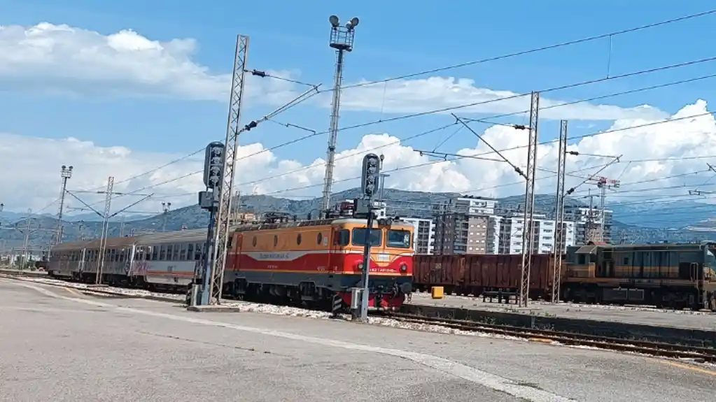 Kriza na željeznici: Više od 800 radnika bez plate, sindikat traži hitnu reakciju Spajića i Radulovića