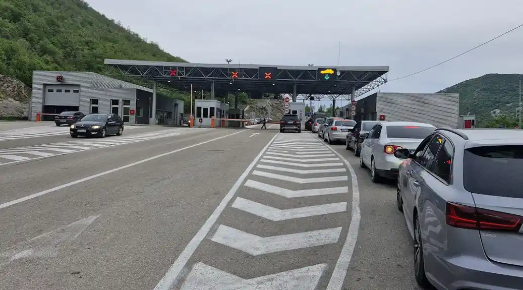 Lokalne vlasti Herceg Novog i Trebinja traže brži protok ljudi na granici