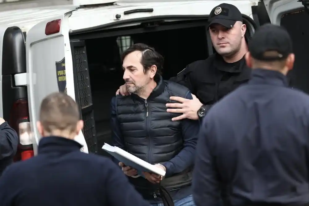 Mijajlović sa policajcima, tužiteljkom i bivšim ministrom pred sudom 7. maja