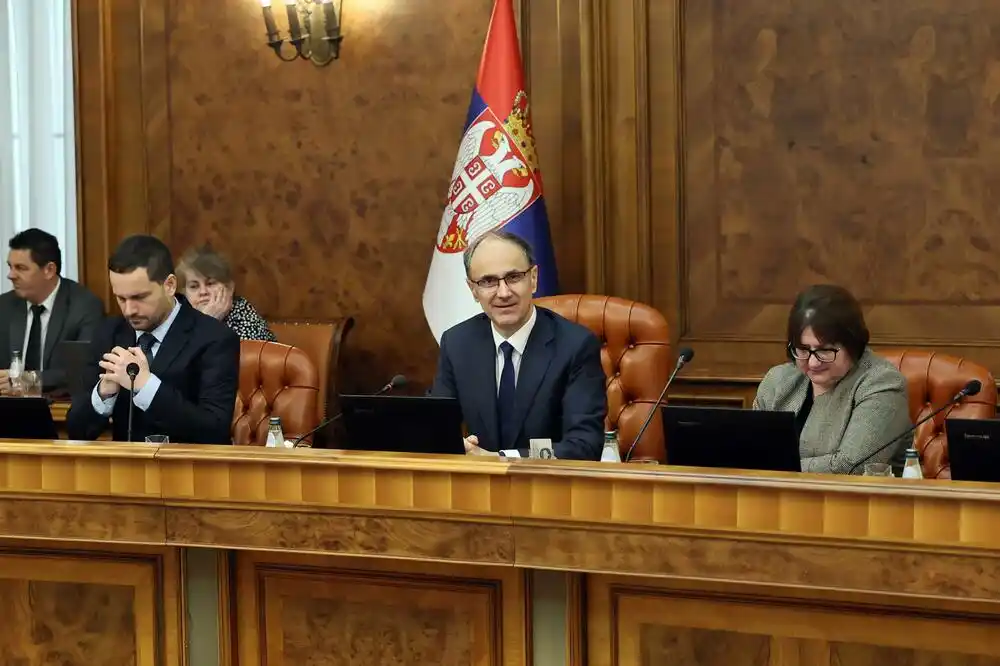 Ministri u Vladi Srbije samo pomoćni radnici koji grade Vučićev kult