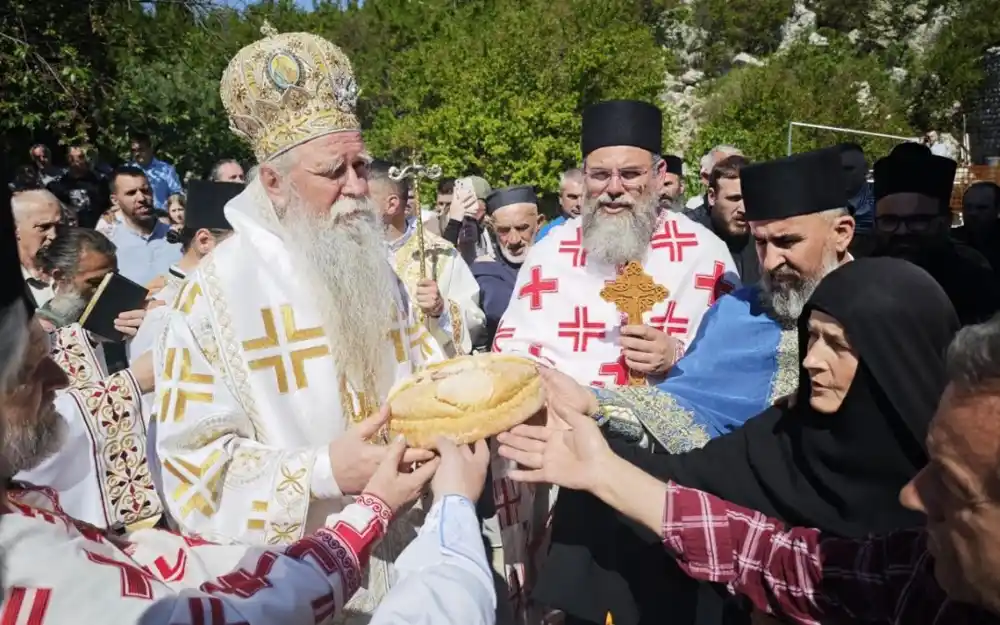 Mitropolit Joanikije služio u manastiru Beška: Nije bilo lako Jeleni Balšić vladala na zalasku srpskoga carstva, prosvećivala se riječju Božijom i velikim naslijeđem Nemanjića