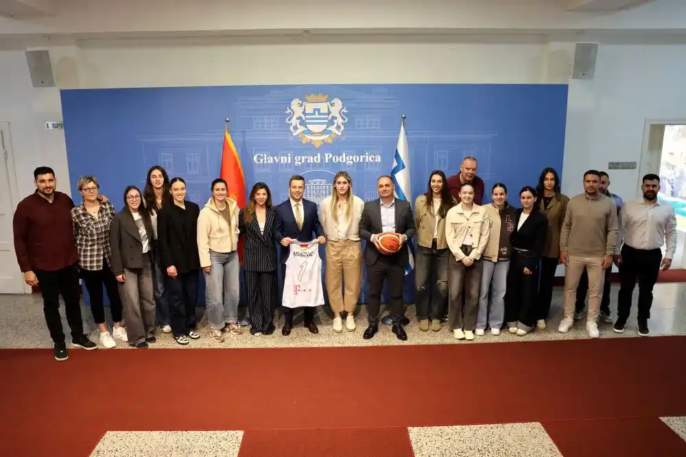 Mujović uprličio prijem za košarkašice Budućnosti