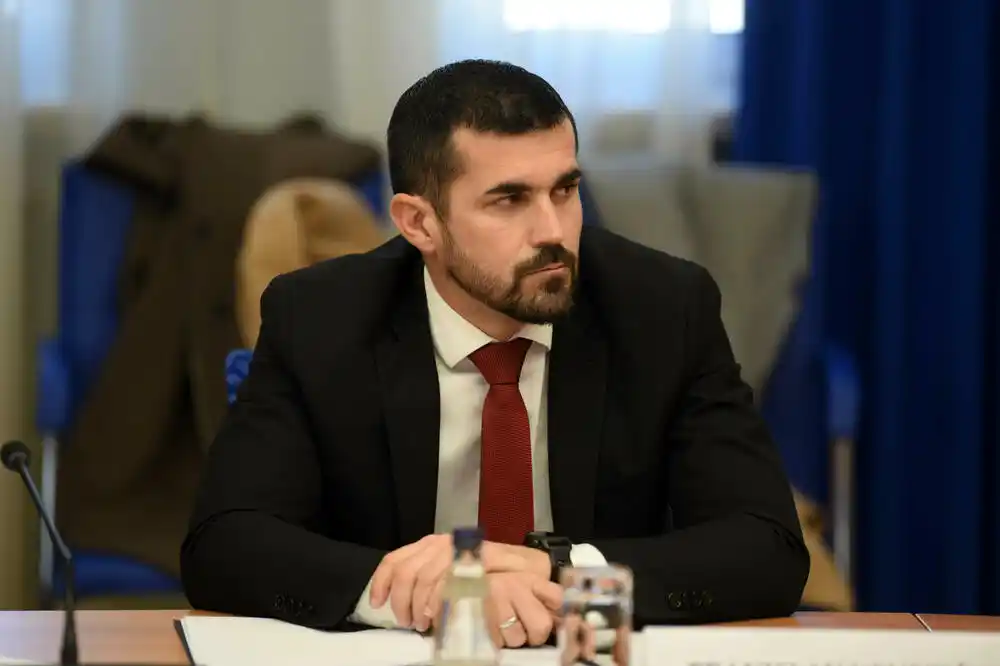 Nenezić objavio diplomu: Nadam se sa će isto uraditi i predstavnici izvršne vlasti