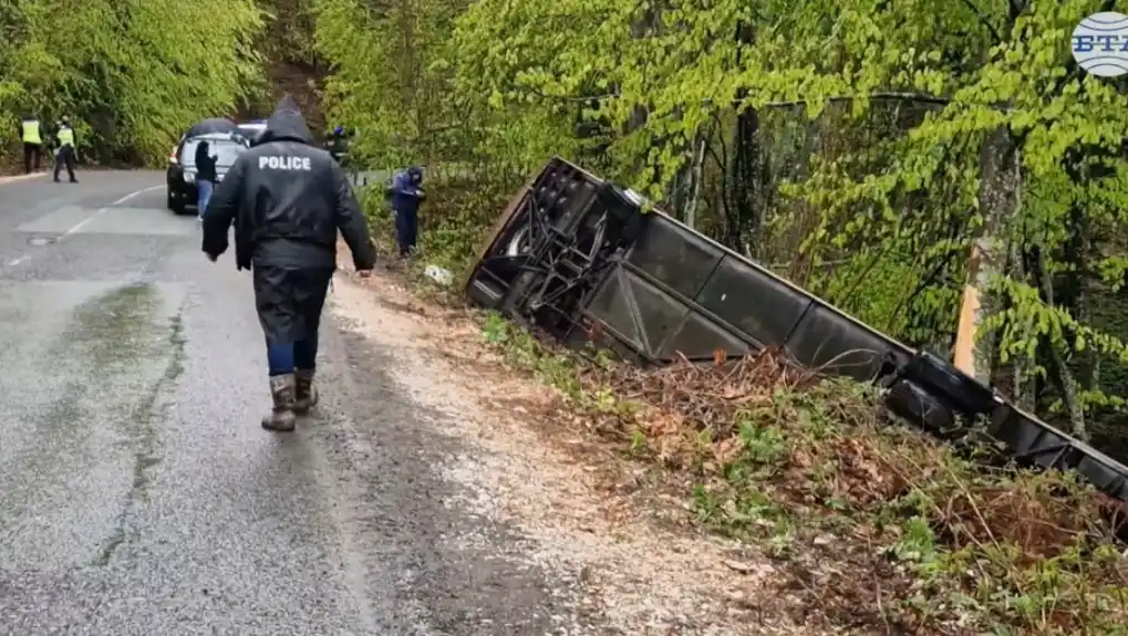 Nestalo goriva, autobus se prevrnuo, najmanje dvoje poginulo
