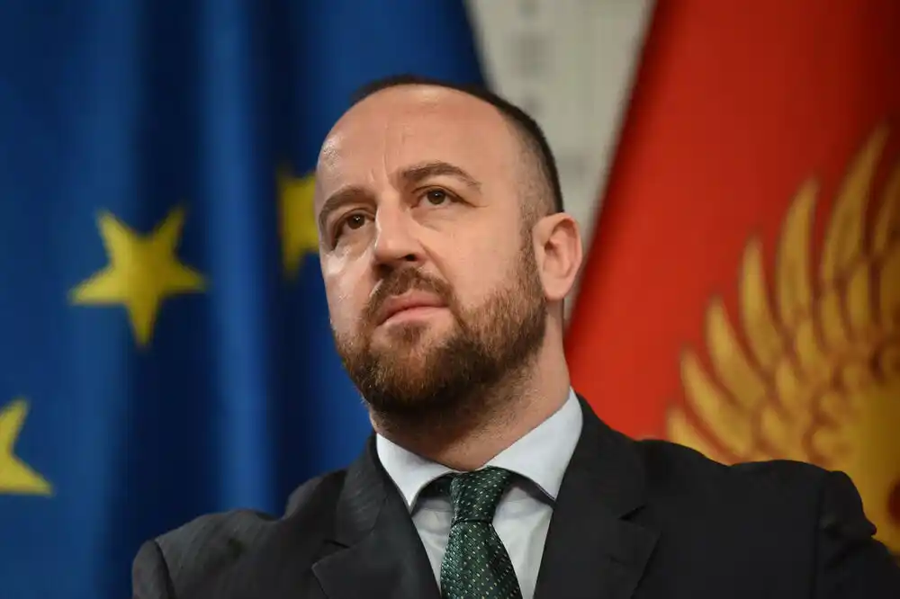 Nikolić: Ostalo da uvedu telefonski premijerski sat