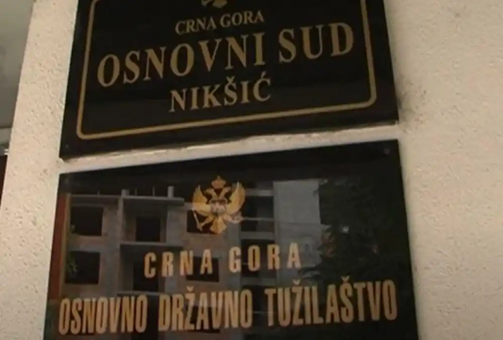 Određen pritvor osumnjičenima za nasilje prema partnerki i krađu