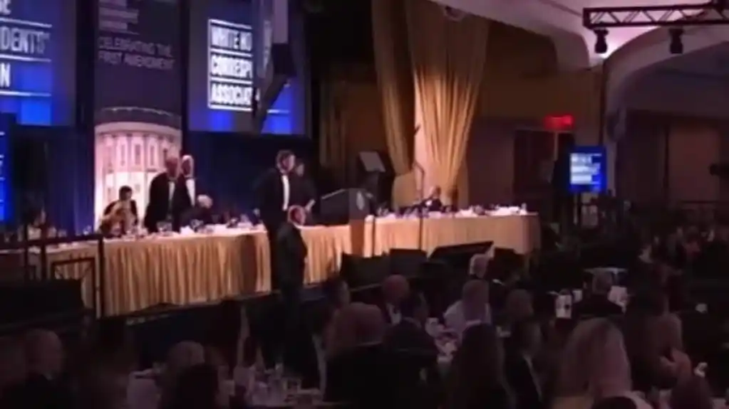 Pucnjava u Vašingtonu: Trampa sklonilo obezbjeđenje, Melanija se sakrila ispod stola