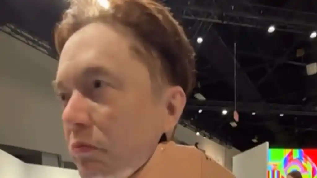 Robotski pas s maskom Ilona Maska prošetao među pravim ljubimcima u San Francisku