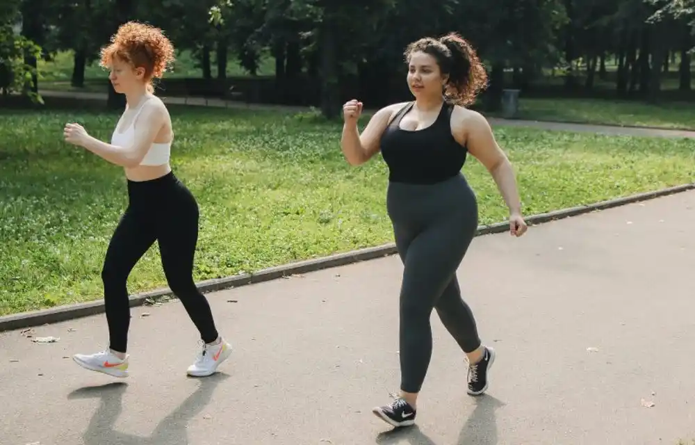 Samo 21 minut hodanja dnevno može spasiti srce – stručnjaci otkrivaju jednostavan put do zdravlja