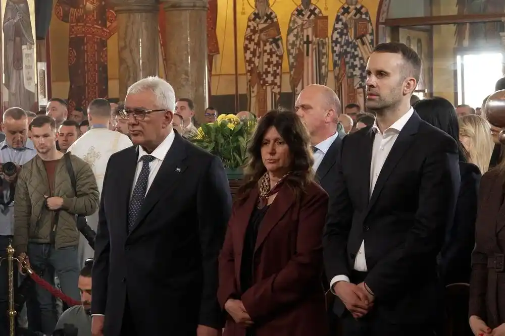 Spajić i Mandić na Vaskršnjoj liturgiji u Hramu Hristovog Vaskrsenja