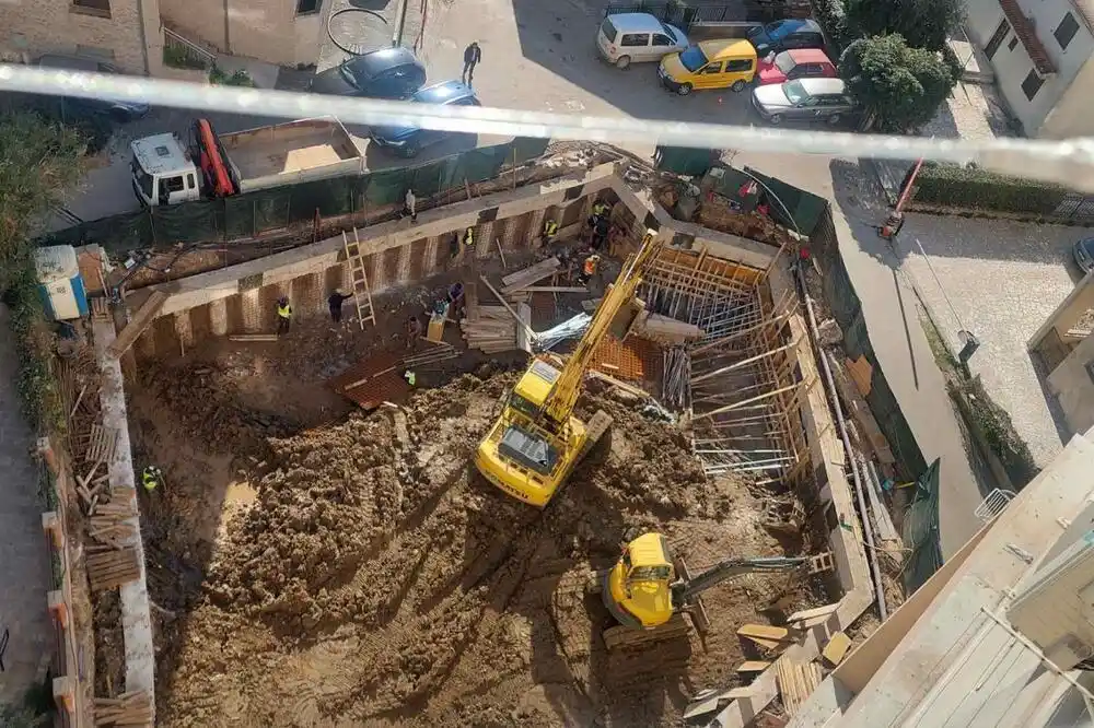 Sumnja na nezakonitu gradnju u centru Budve: stanari zgrade u Ulici 22. novembra će tražiti da se preispita rad Opštine