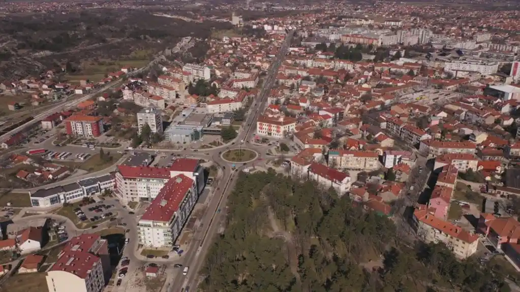 Uzurpacija puta u Nikšiću ugrozila prava građana: Jedini prilaz kućama pod blokadom