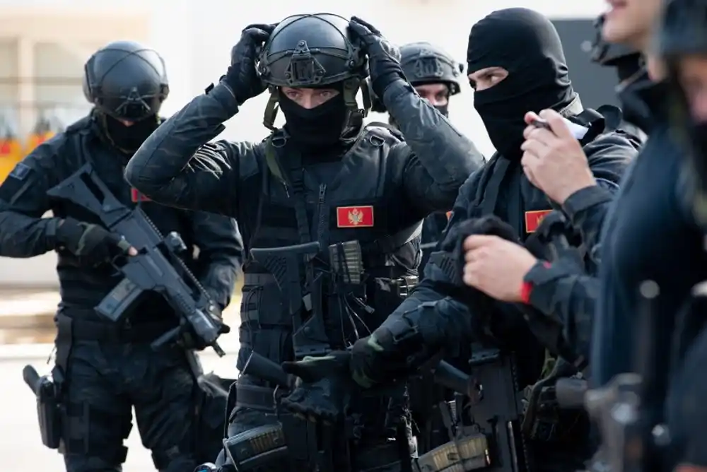 Velika policijska akcija u Baru: Blokiran kvart, pretresi širom naselja!