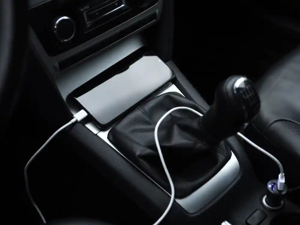 Vozači, oprez! Telefon nipošto ne treba da punite u autu – evo i zašto!