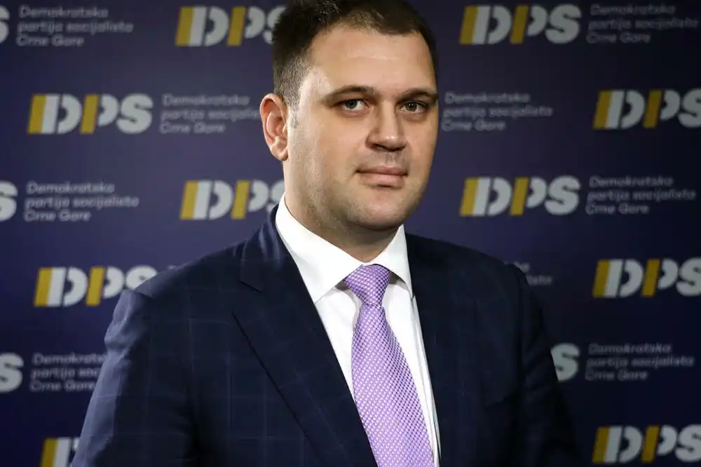 Anđušić: U Podgorici otvoren nezavršen bulevar bez signalizacije, trotoara, rasvjete… Tako će „otvoriti“ i Tivat – Jaz