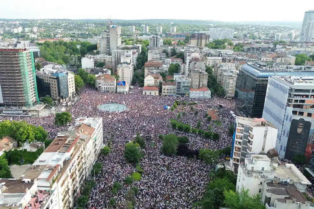 Arhiv javnih skupova: Na studentskom protestu na Slaviji, bilo je između 180.000 i 190.000 ljudi