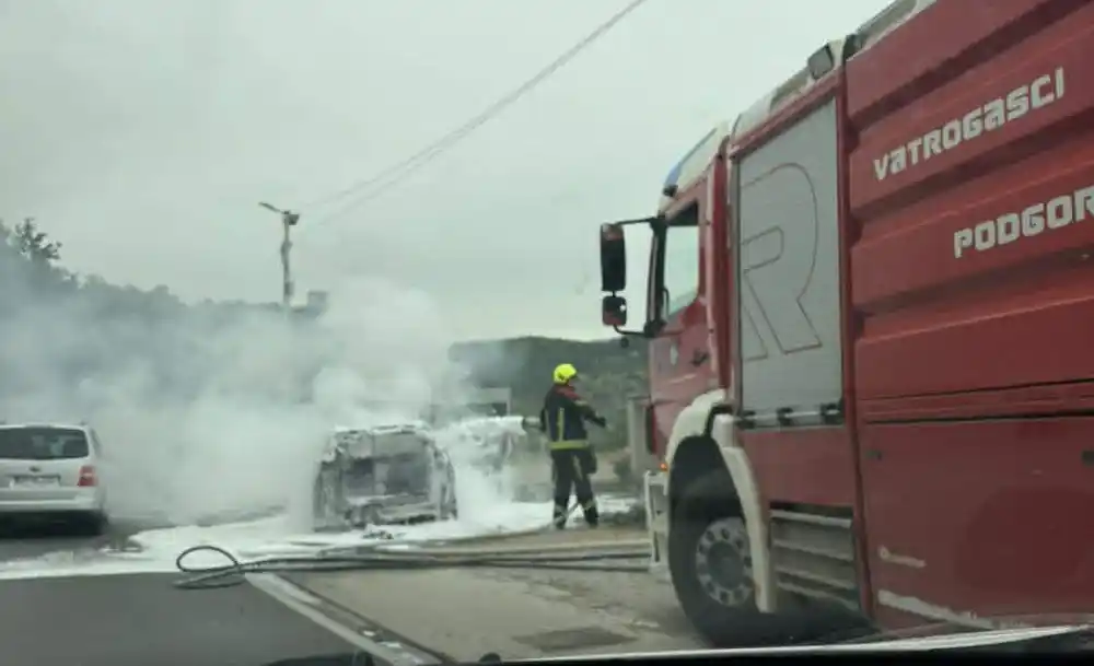 Drama u Podgorici: Planuo automobil na starom putu Podgorica–Danilovgrad