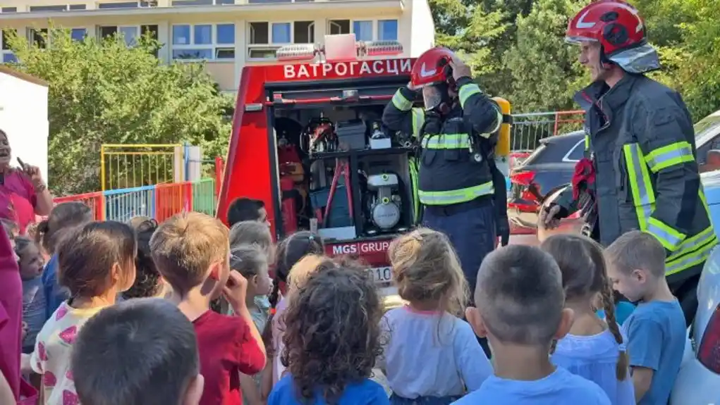 Herceg Novi: Vatrogasci mališanima predstavili opremu i posao spasilaca