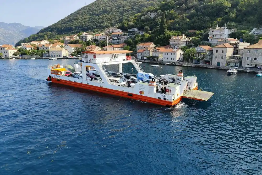 Ljetni red vožnje na trajektu Kamenari – Lepetane od ponedjeljka