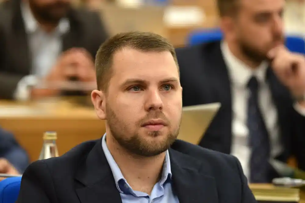 Mašković: Mujović svečano otvorio polovinu kružnog toka i samo jednu stranu prve dionice Bulevara Vojislavljevića