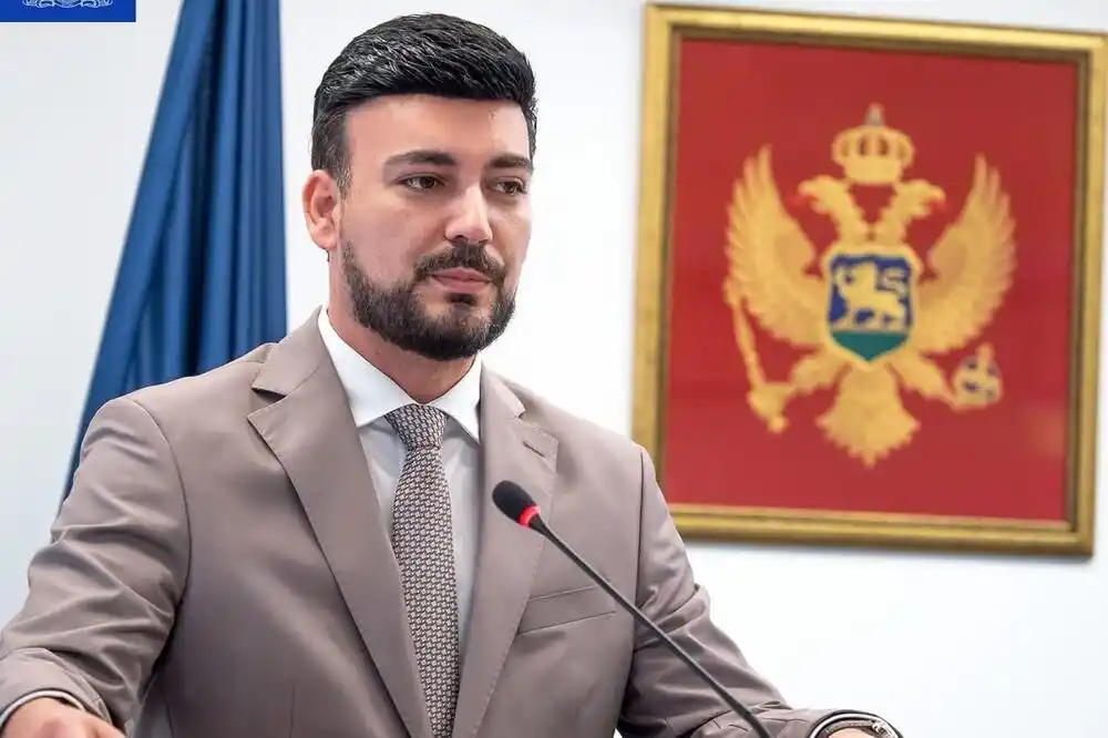 Opština Budva: Vlada i Morsko dobro nezakonitim odlukama pretvaraju obalu u vašarište i trajno devastiraju prostor