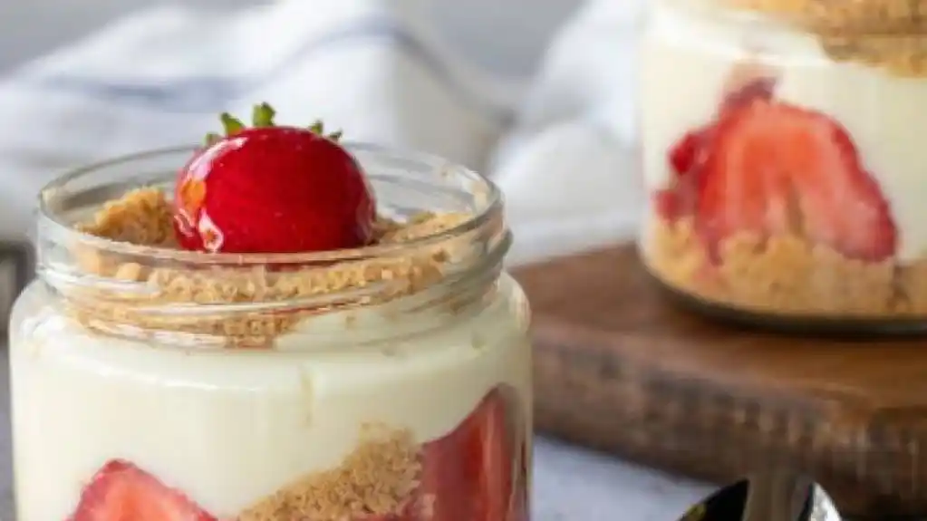 Osvježavajući desert u čaši sa jagodama kojem je teško odoljeti