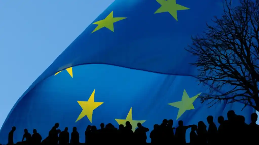 Rumunska poslanica Evropskog parlamenta pocijepala zastavu EU