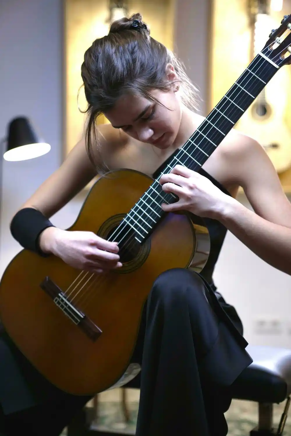 Sa gitarom od Kolašina do Salcburga: Nađa Grdinić niže uspjehe, razvija umjetnički izraz i ne razdvaja muziku i život