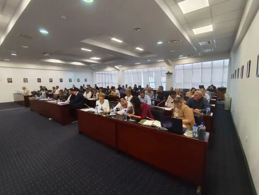 SO Tivat usvojila izvještaj gradonačelnika o radu lokalne uprave u 2025. godini, opozicija oštro udarila po Komnenoviću